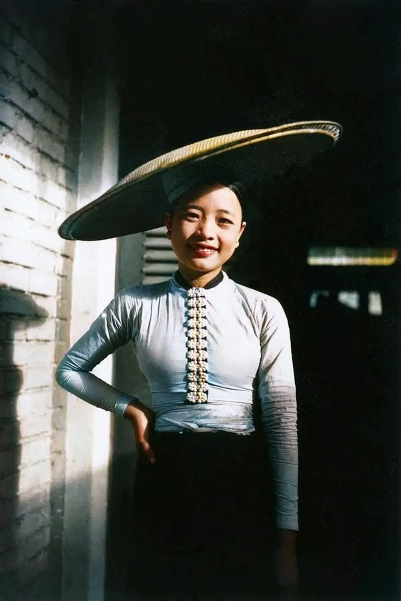 Дівчина в капелюсі