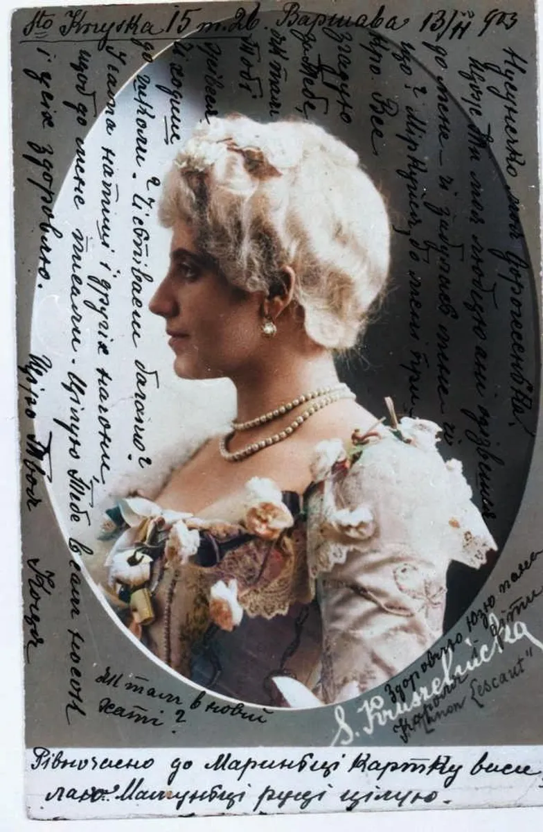 Крушельницька в костюмі з перукою