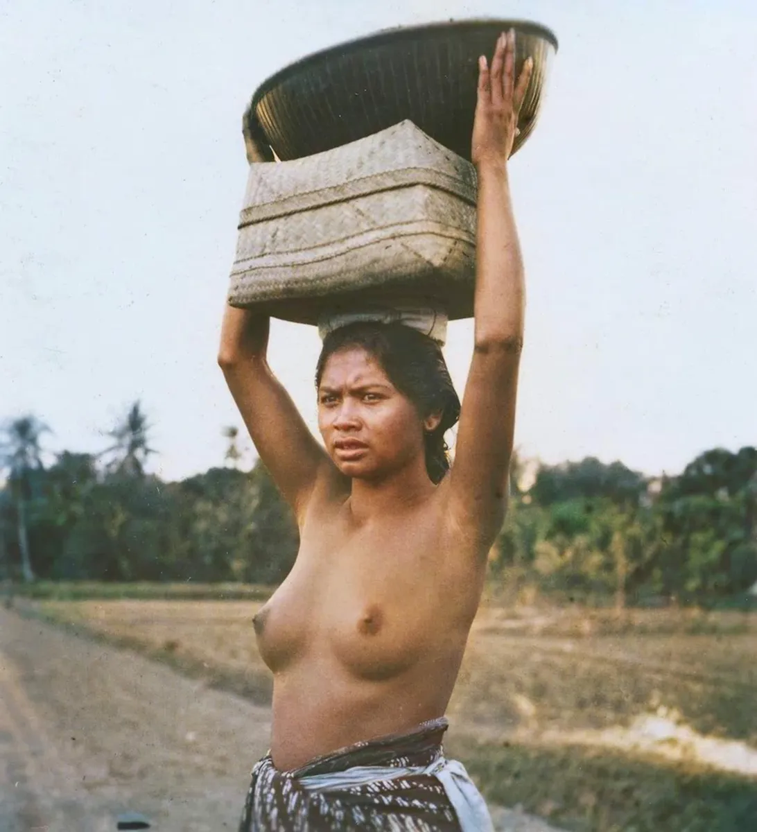 Напів-оголена дівчина з корзиною на голові