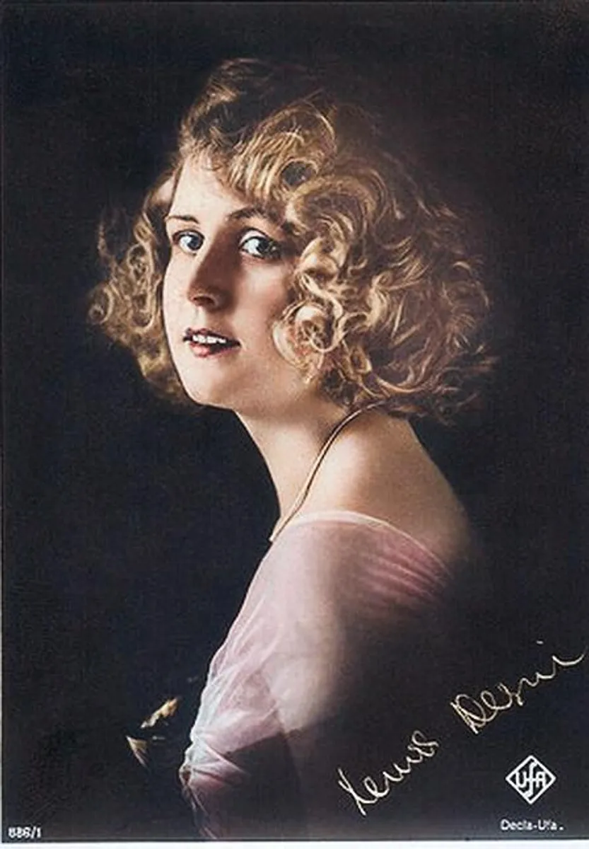 Ксенія Десні портрет