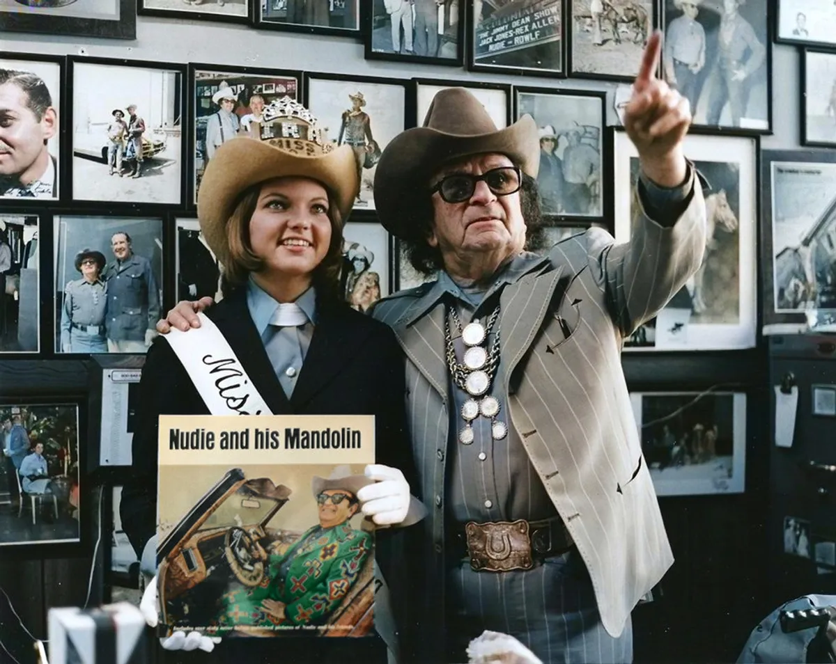 Нуді Кон у своєму магазині з вініловою платівкою "Нуді та його мандоліна".