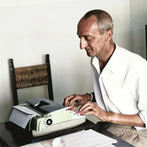 Джорджо Щербаненко в читальному залі під час роботи, у своїй квартирі в місті Ліньяно