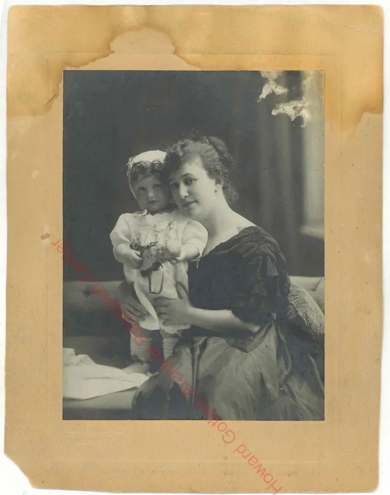 Мая Дерен в Києві маленька з матір'ю, 1918
