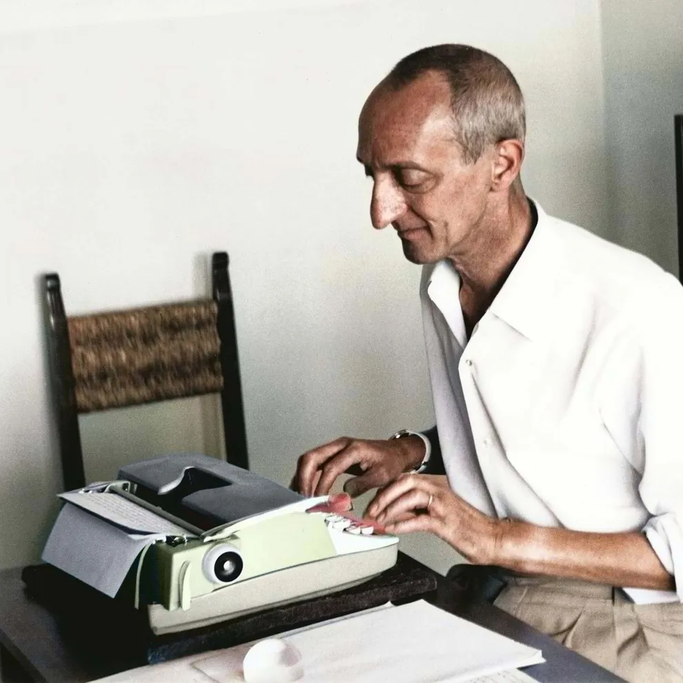 Джорджо Щербаненко в читальному залі під час роботи, у своїй квартирі в місті Ліньяно