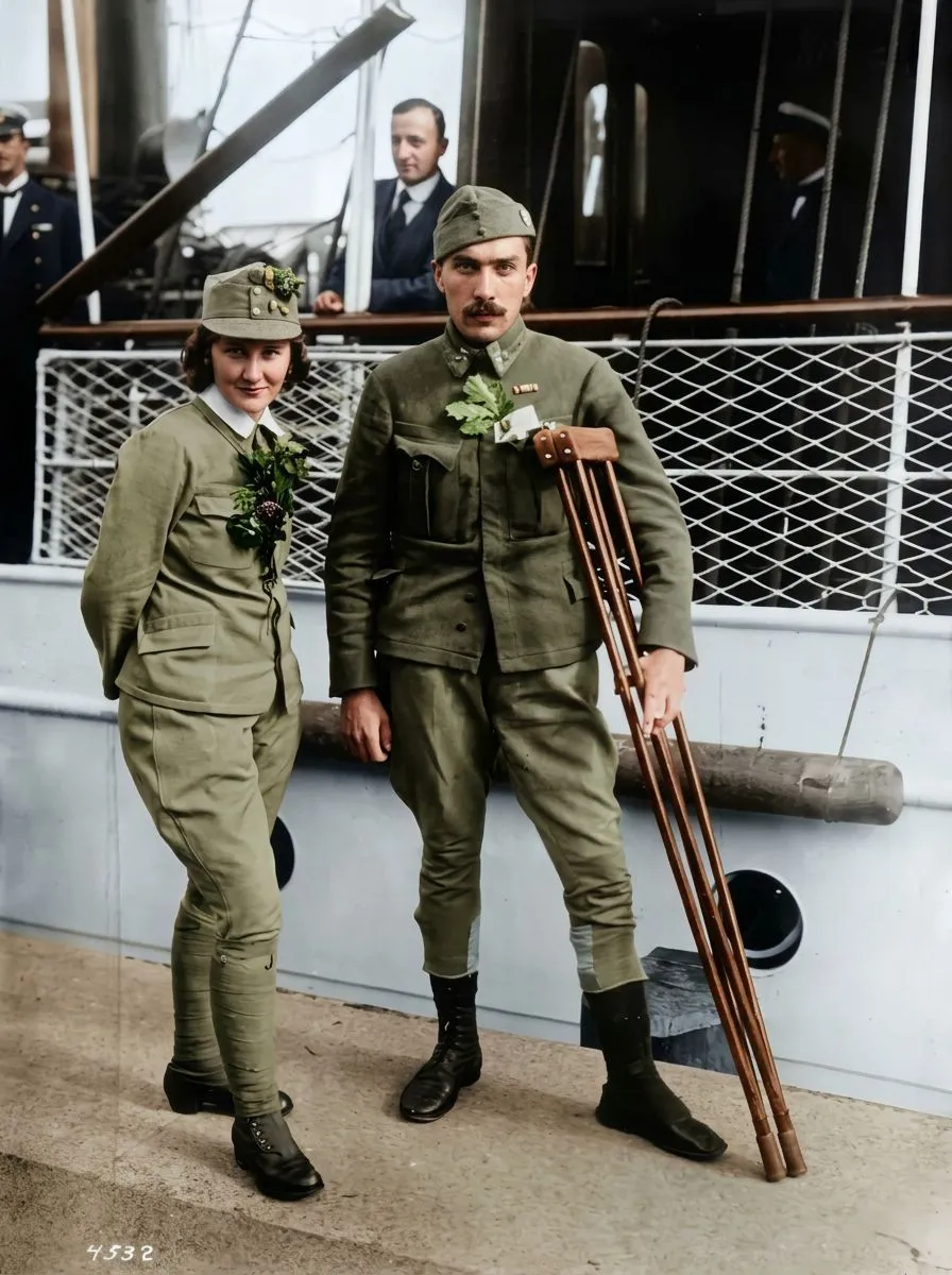 Olena Stepaniv with a wounded officer in Tornio during her return from captivity, summer 1917