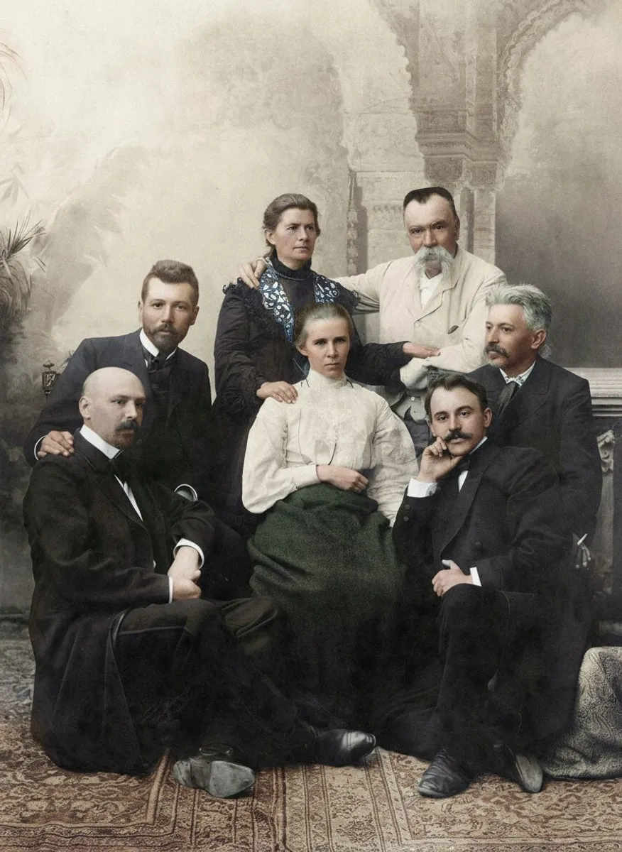 Група українських письменників, що зібрались у Полтаві на відкритті пам’ятника Котляревському