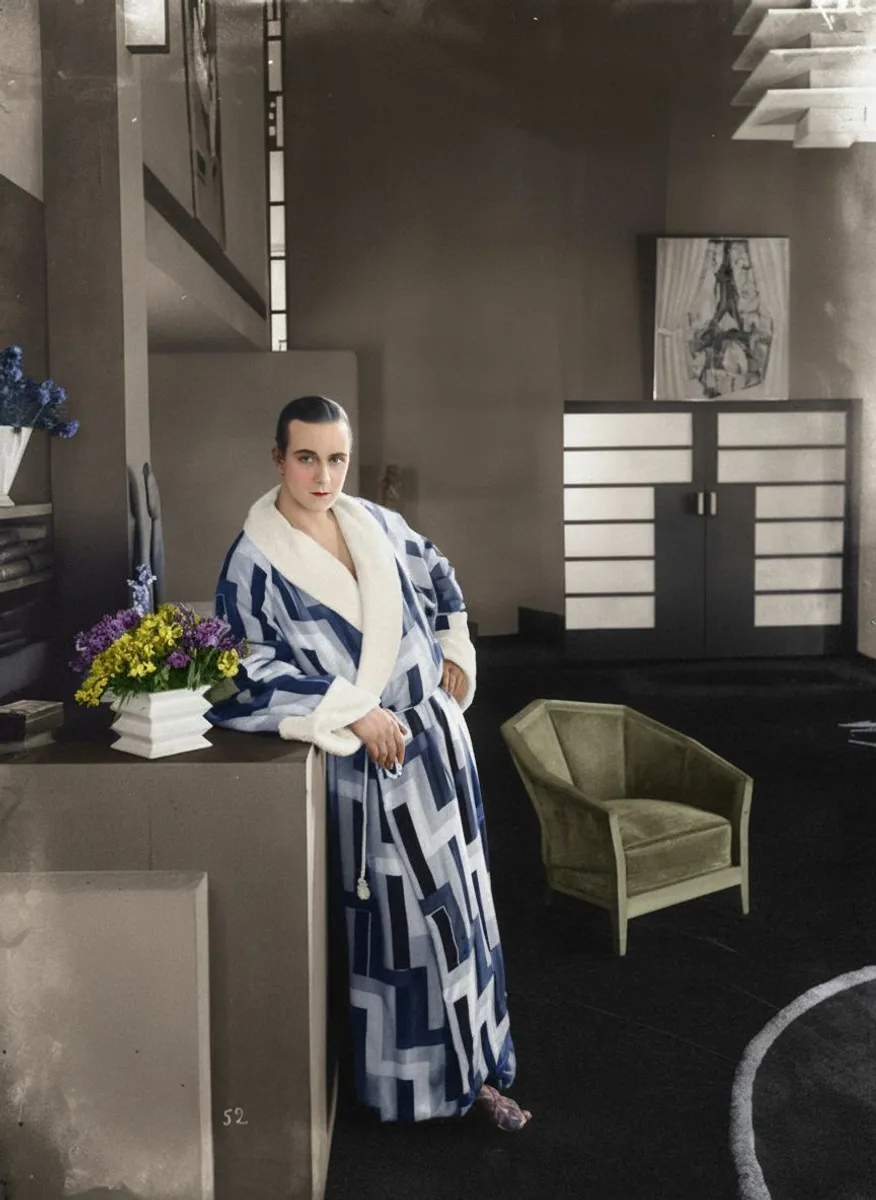 Модель в чоловічому халаті