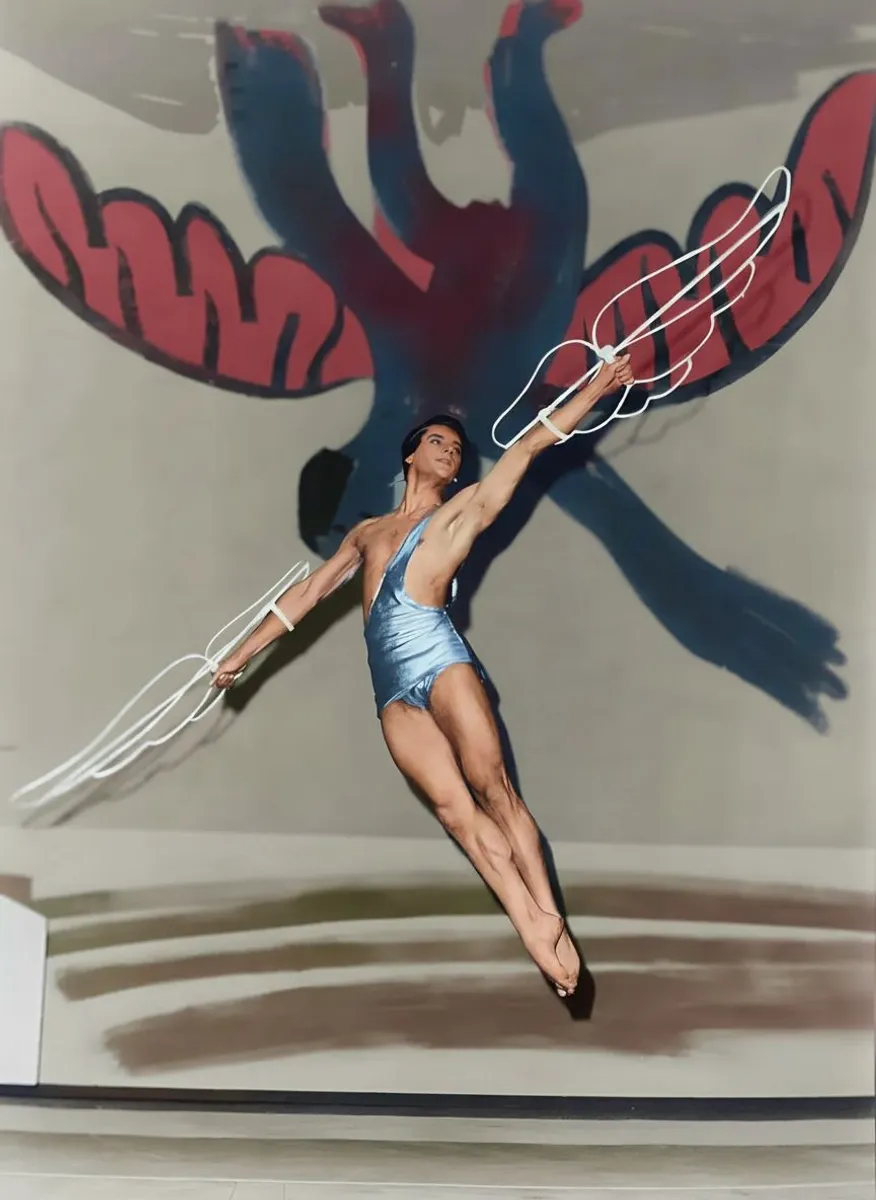 Серж Ліфар у костюмі з крилами, які йому намалював Пабло Пікассо