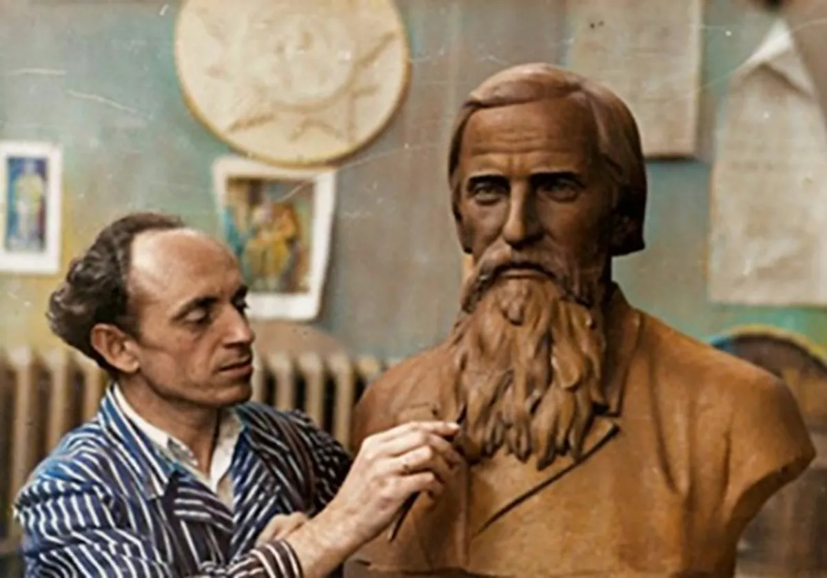 Львівський скульптор Євге́н Дзи́ндра