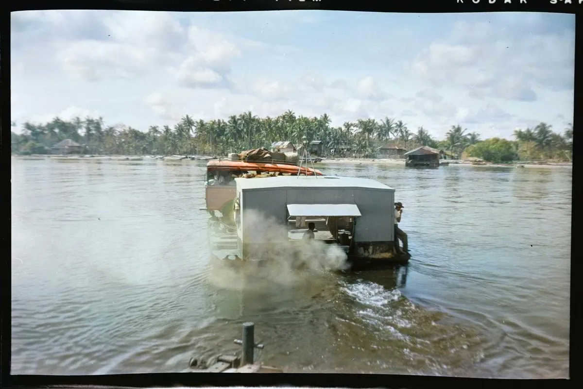 Переправа паромом на Острові Борнео під час подорожей Софії Яблонської Переправа паромом на Острові Борнео під час подорожей Софії Яблонської