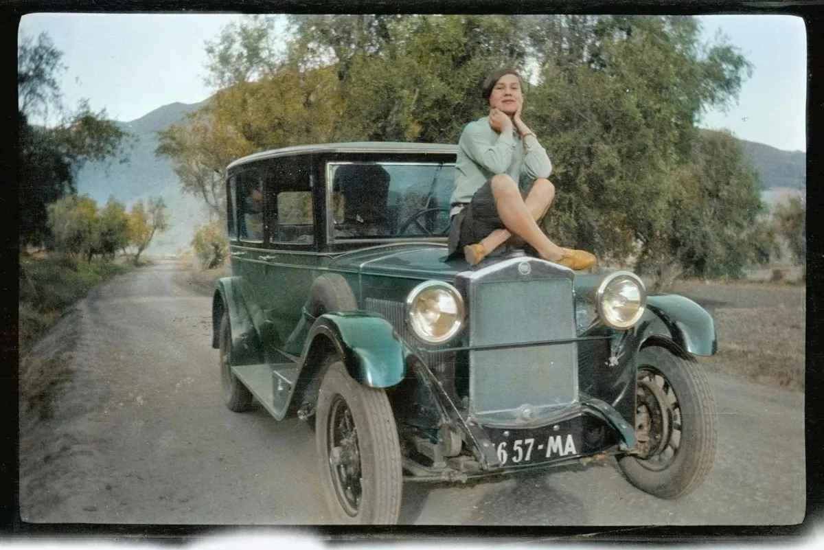 Софія Яблонська сидить на капоті автомобіля в Марокко Софія Яблонська сидить на капоті автомобіля в Марокко