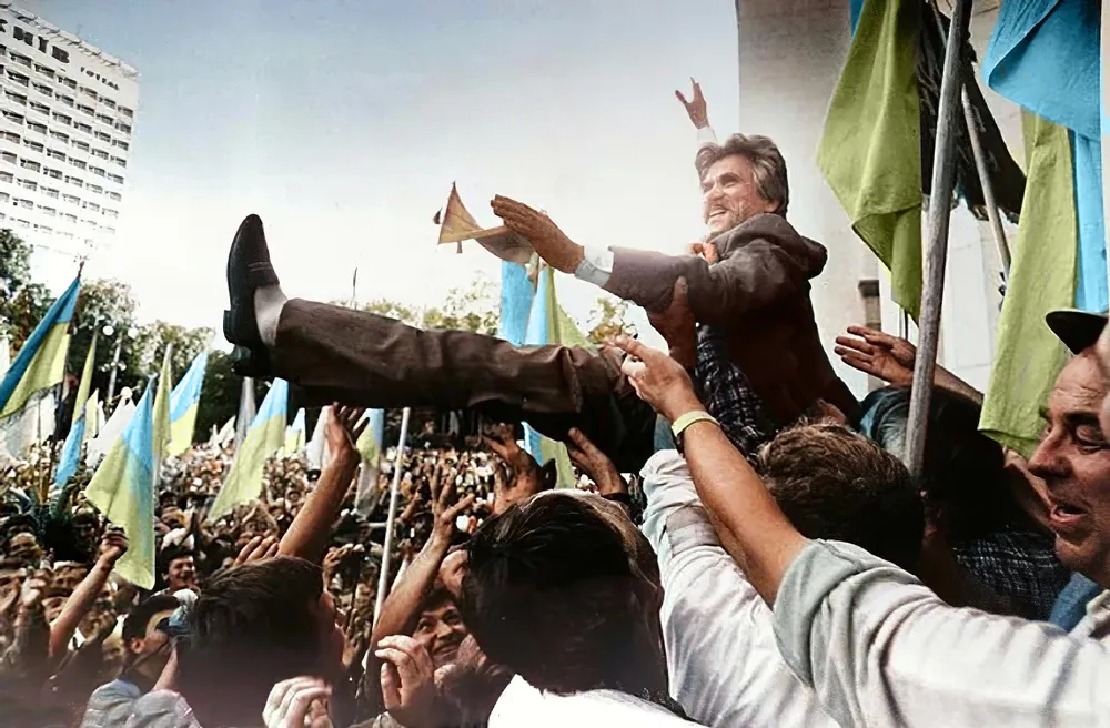 Дисидент Лук'яненко на руках у народу в день відновлення незалежності України 1991 року