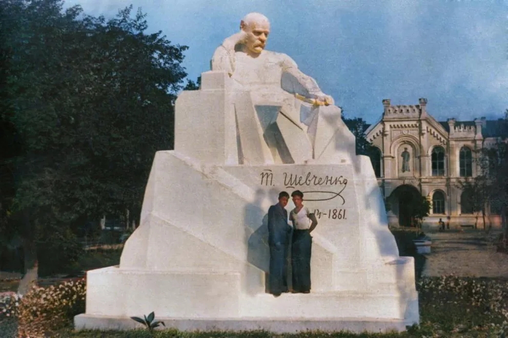 Біля пам'ятника Тарасу Шевченку