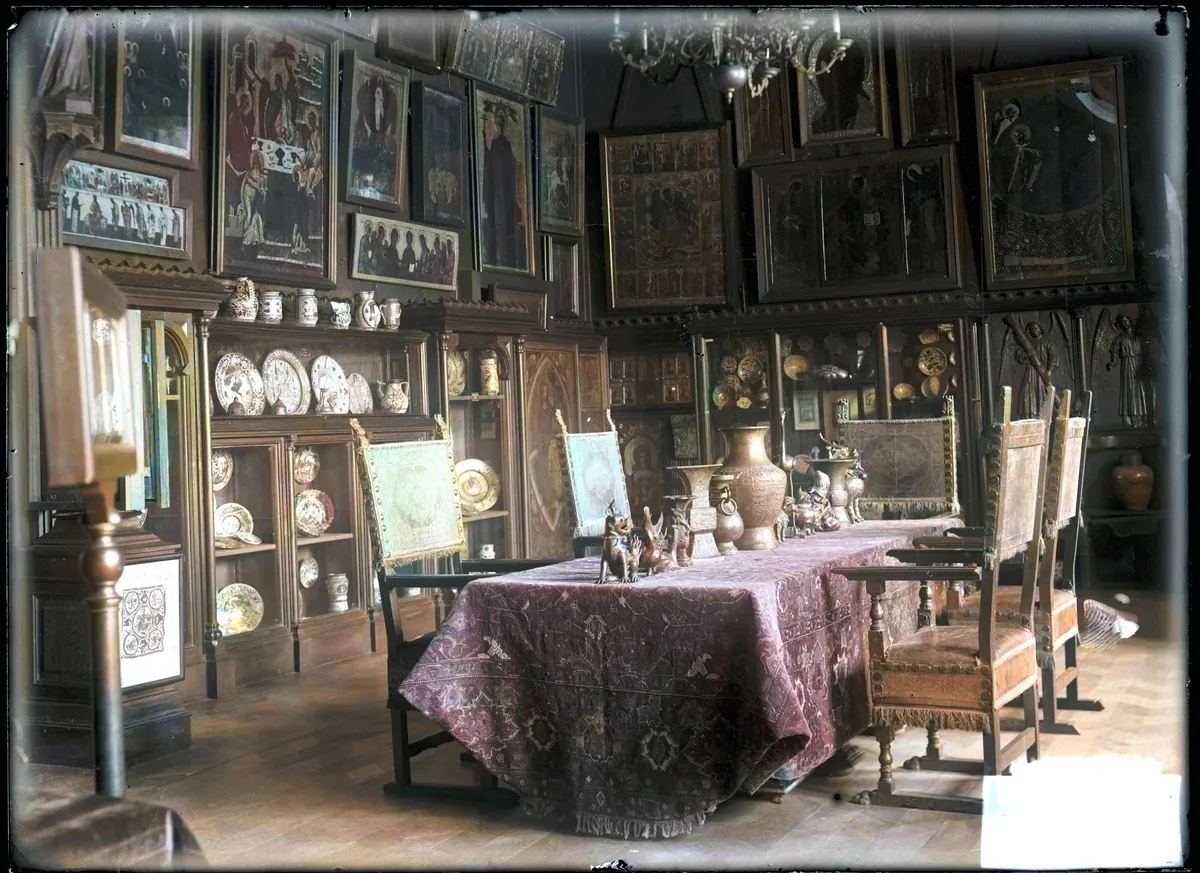 Large green living room of Hanenko museum in the 1920s. Large green living room of Hanenko museum in the 1920s.